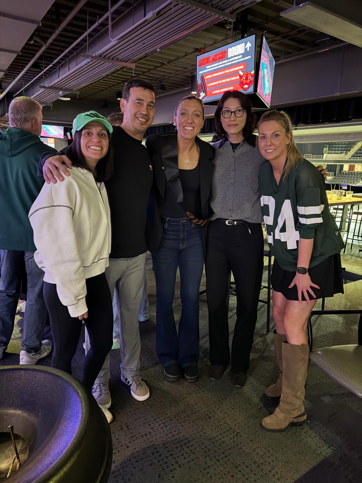 金软景今天到现场见证拉尔森的退役仪式！她和拉尔森曾一起效力于上海光明优倍女排！ 