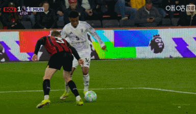 英超第31轮曼联2：2战平伯恩茅斯，下半场比赛曼联队阿玛德在伯恩茅斯禁区内被推倒