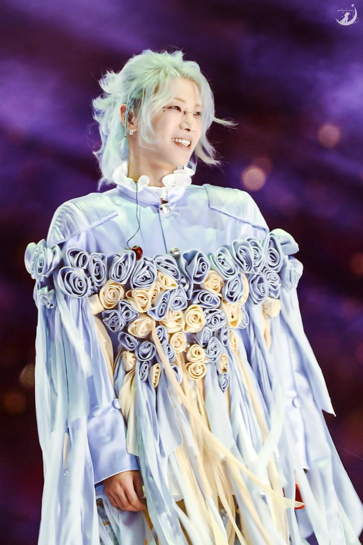 华晨宇这两年的穿搭、造型风格真是相当的浮夸，不仅过度频繁的整容，还喜欢浓妆艳抹、