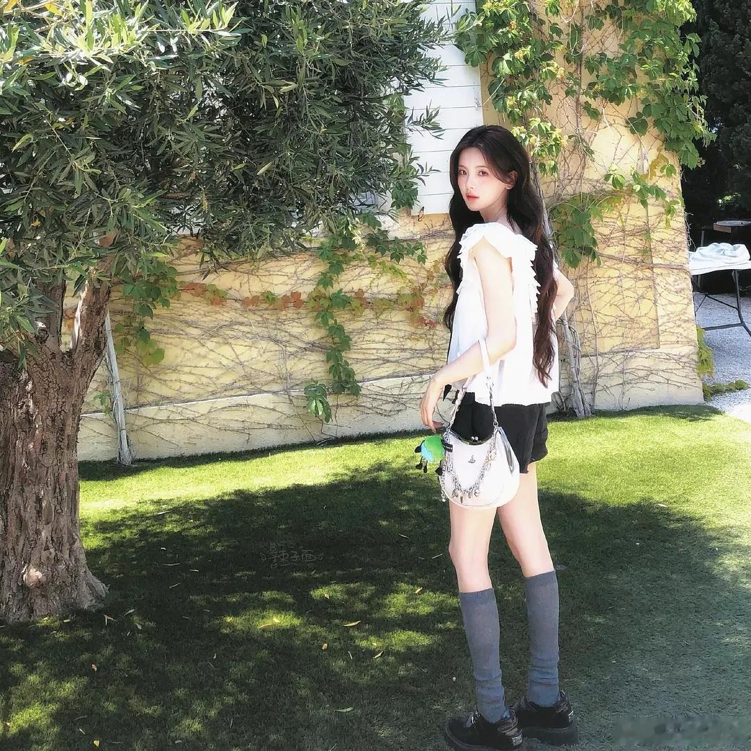杨超越真的美的发光了 