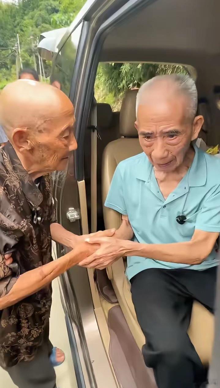 刷到分享一下，真的被这一幕深深触动！一位93岁高龄的老人，不远千里跋涉800公里