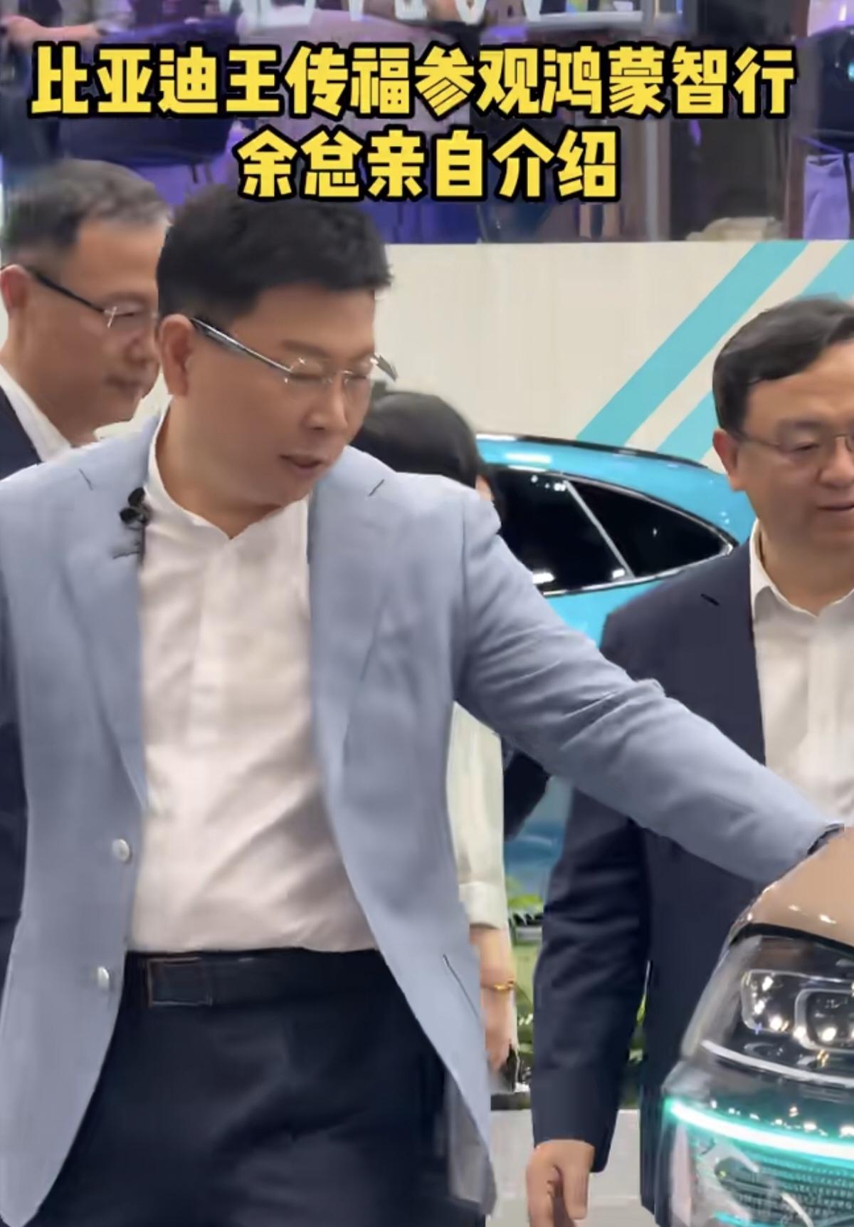 王传福参观问界M9展台，余承东亲自介绍！
2026北京车展上，比亚迪董事长王传福
