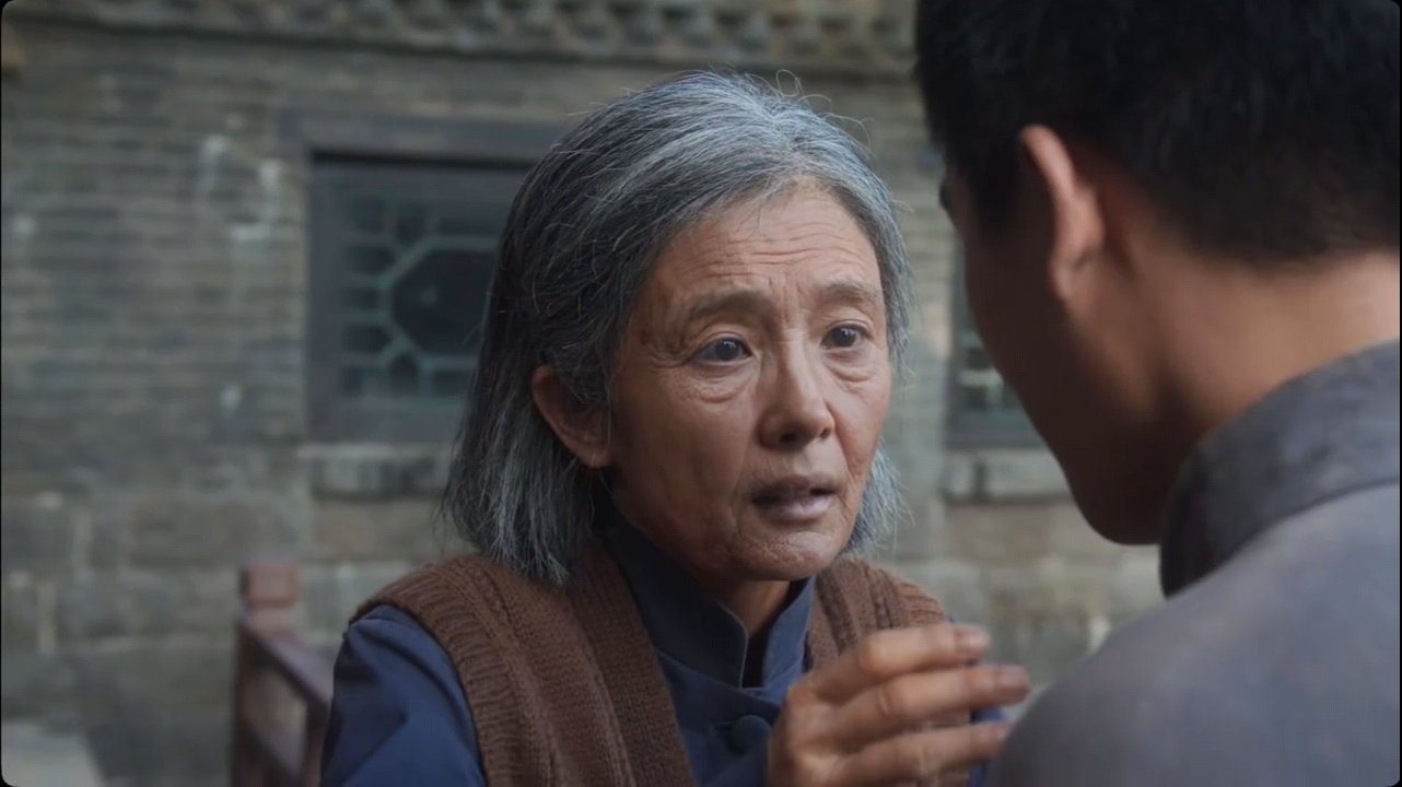 杨幂一个时代下的三种人生她积极参与公益活动，用自身影响力传递正能量，关注社会议题