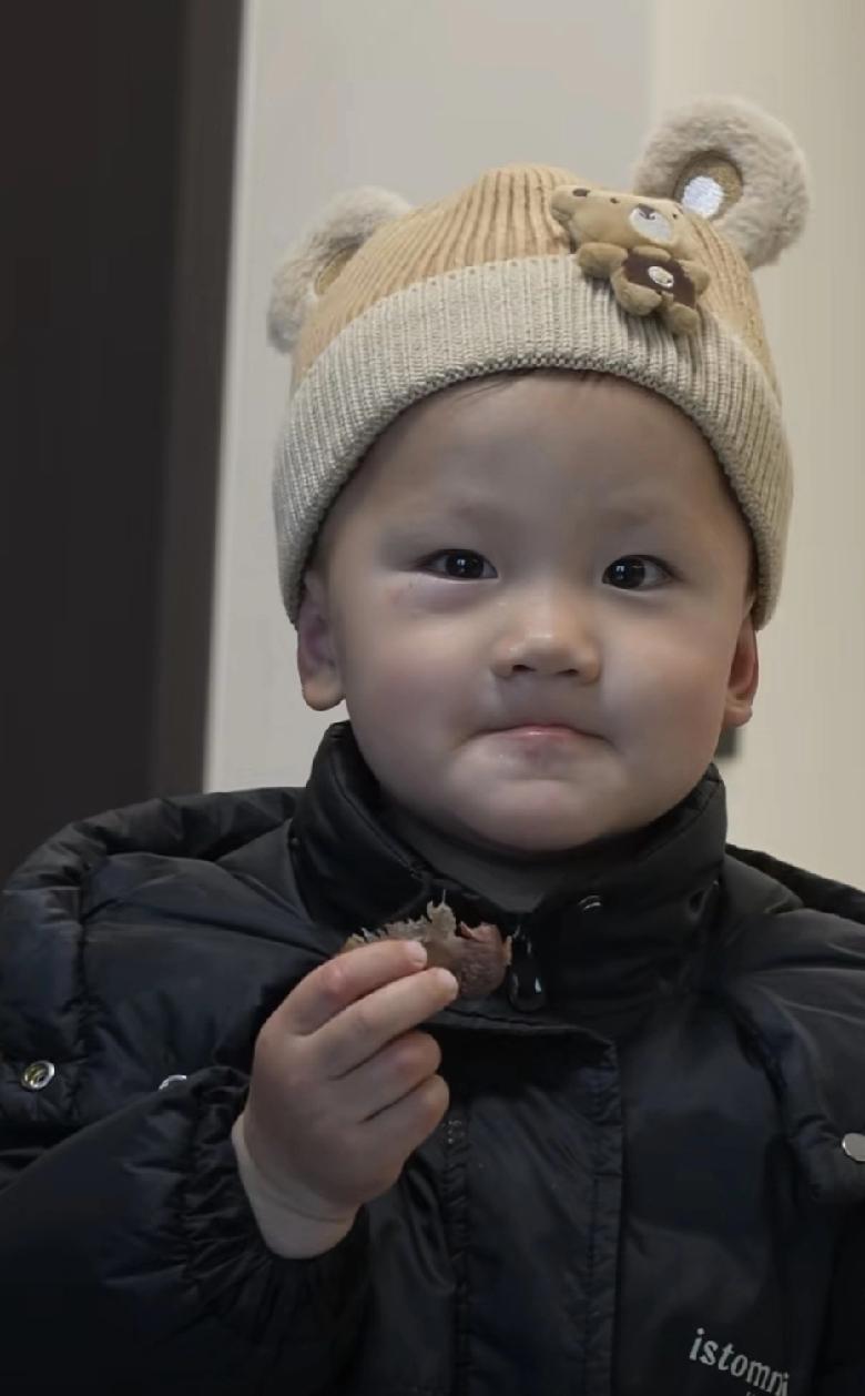 看到小成成与小周周的童年快乐就安心了[赞][赞]离婚后半年就订婚的小二娃其实眼光