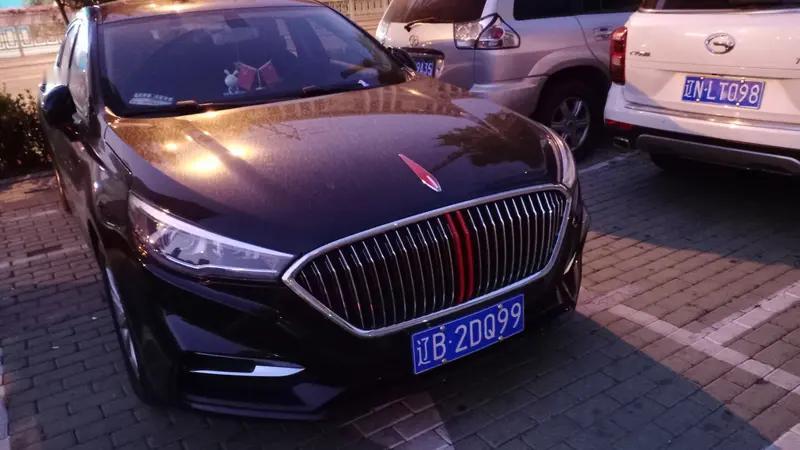 出口的船，载着自信，
港口，巨轮待发。甲板上，密密麻麻的中国品牌汽车，在阳光下闪