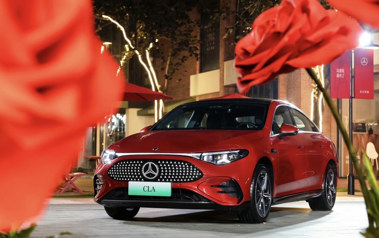 全新奔驰纯电CLA，11月5日上市，24.9万 - 28.56万就两款配置。它基
