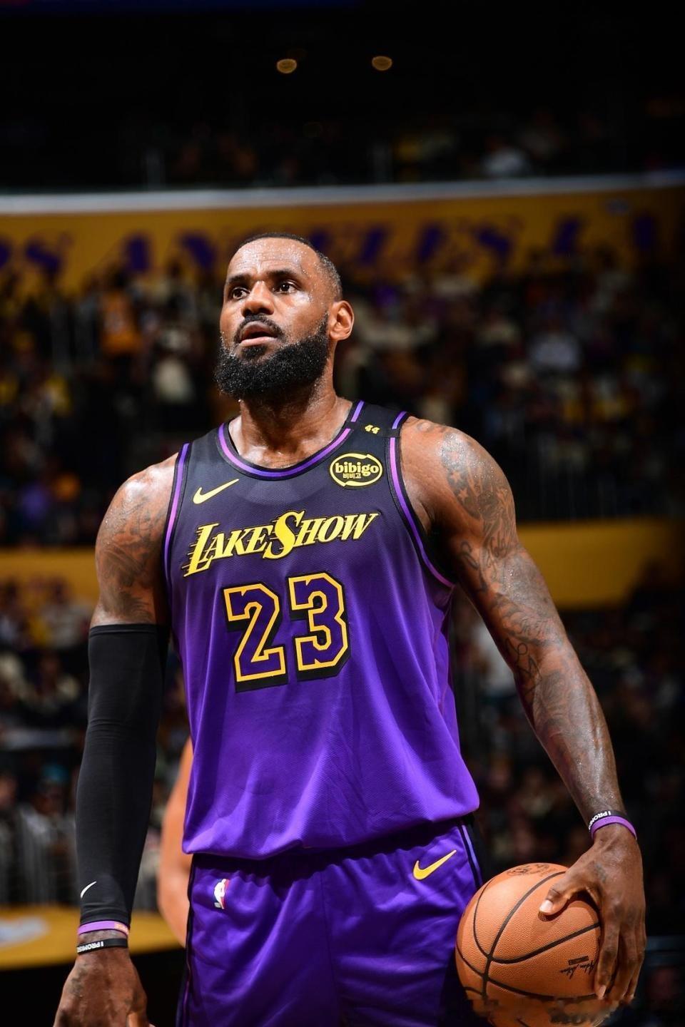 湖人赛程也太轻松了吧湖人到现在为止才打了15场比赛，勇士都打了18场了，按二天一