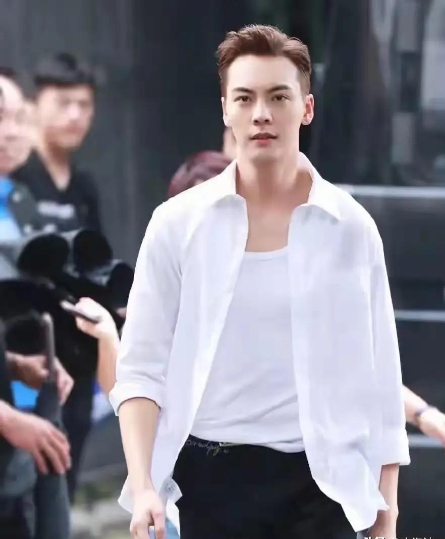 陈伟霆，曾是无数少女心中的浪子，如今却甘愿为一人洗手作羹汤。
他曾被数千万粉丝追