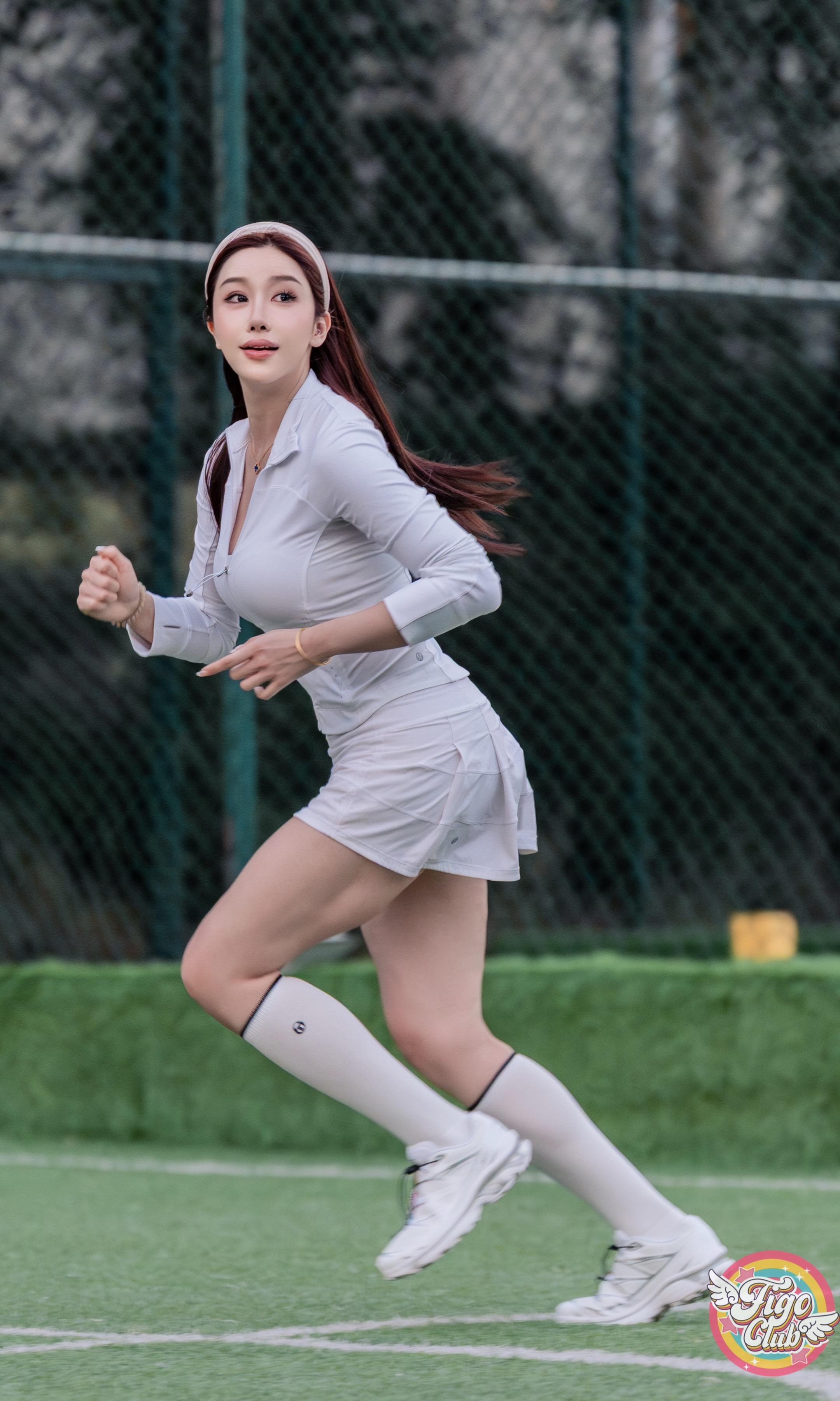 跟她聊完了吗？聊完陪我打球吧。