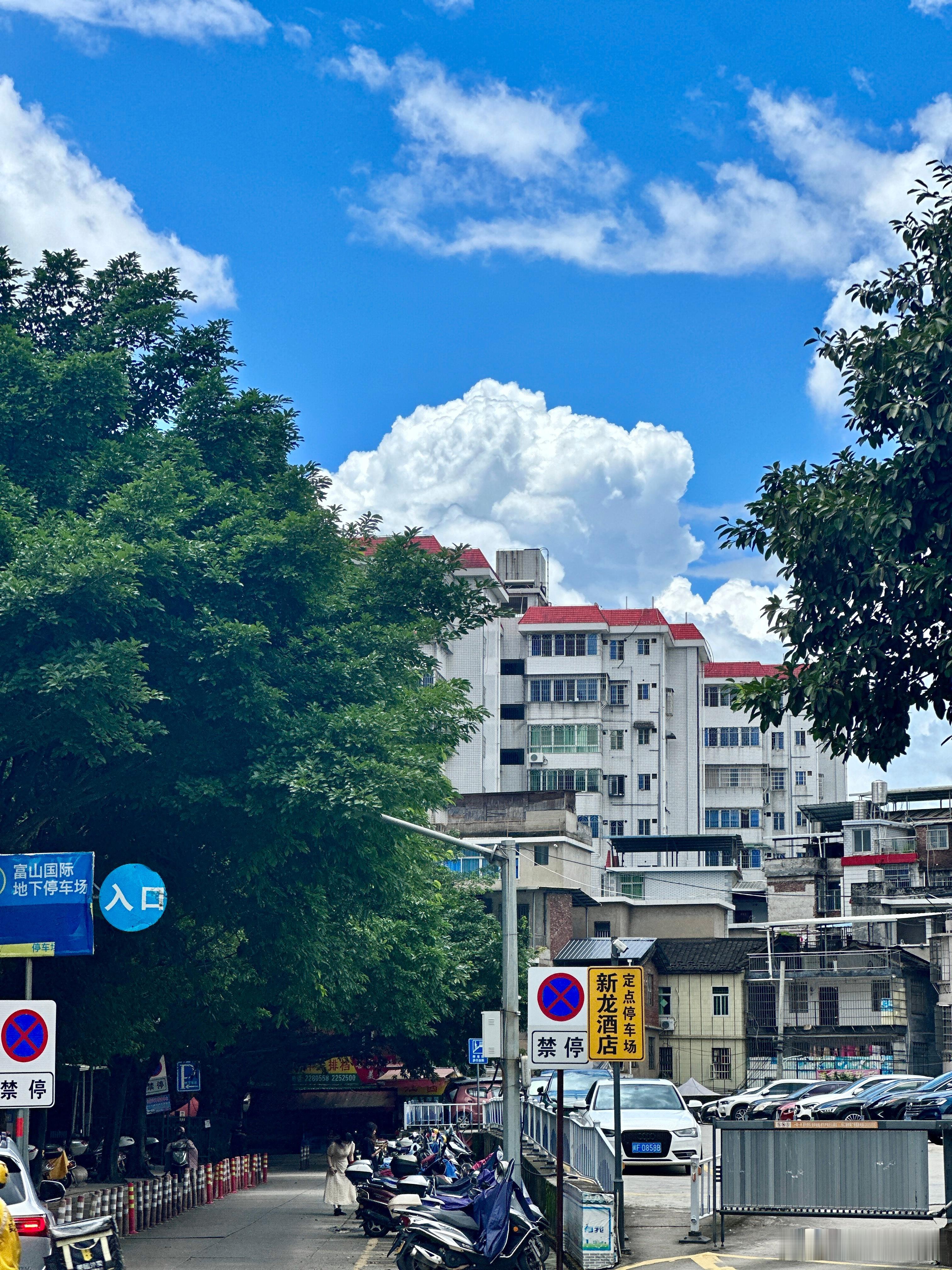 其实在龙岩呆着也挺好的天天姐姐姐夫请着吃晚饭偶尔还跑来我姐家蹭饭 住一住吃夜宵至