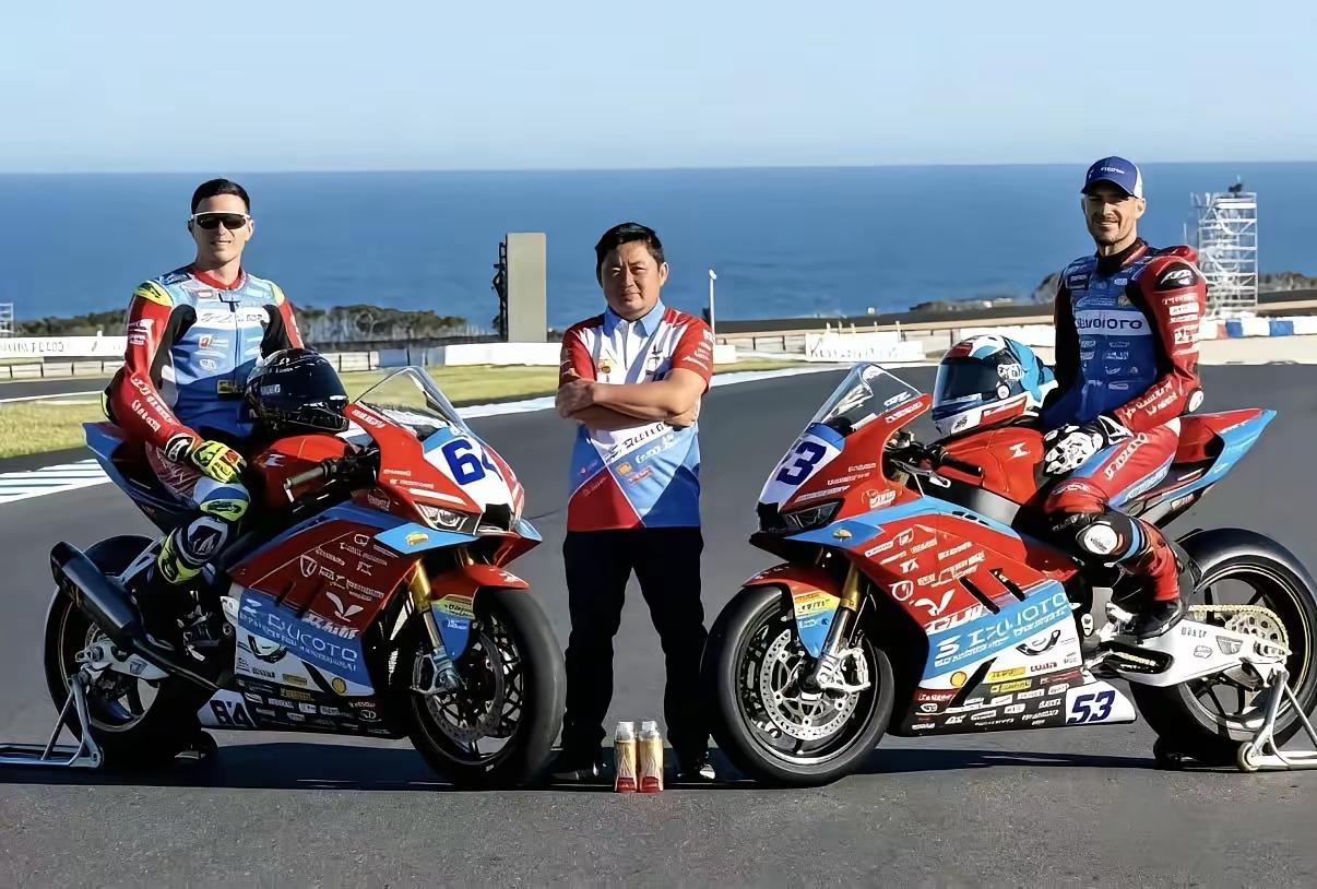 你能想象张雪代言东鹏特饮是网友的功劳？
当张雪说想找品牌赞助时，很多网友就跑到东