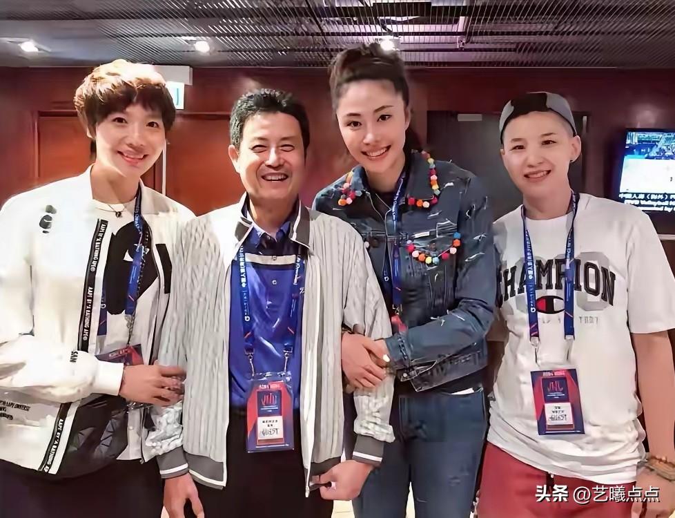 陈忠和与爱将们合影，太温馨了。中国女排那些拼搏的岁月都在这张照片里定格，成为美好