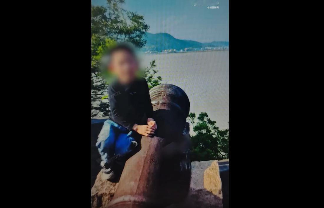 5月1日傍晚，浙江温州龙湾瑶溪炮台山景区，一对父母互相拍照时，6岁儿子独自跑向偏