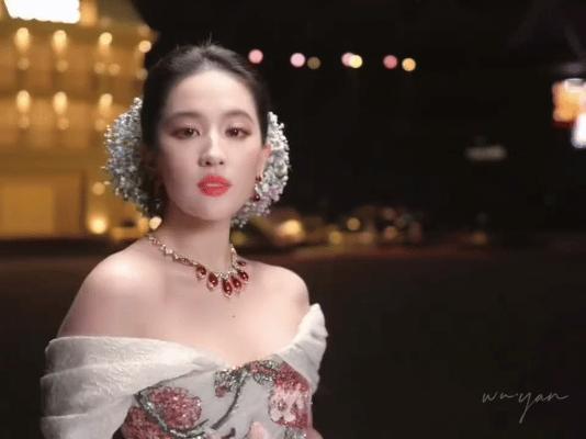 刘亦菲又是压轴出场，
高定礼服，全身珠宝，
还是那么松弛优雅，
刘亦菲这么多年似