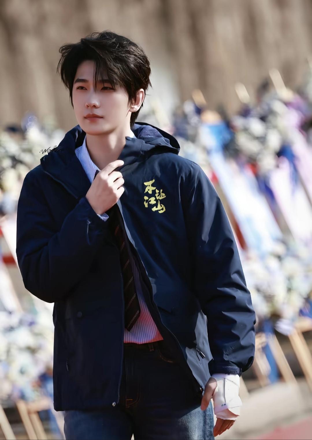 杨洋主演的新戏《不让江山》，刚开机就麻烦不断，先是有人发现杨洋的手好像受伤了，打