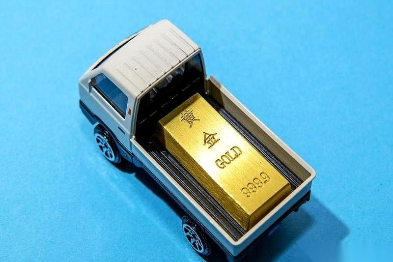 金价跌了这点，就有人喊着要崩盘了？
别闹了。
一帮人套在山顶上吹着冷风下不来，另