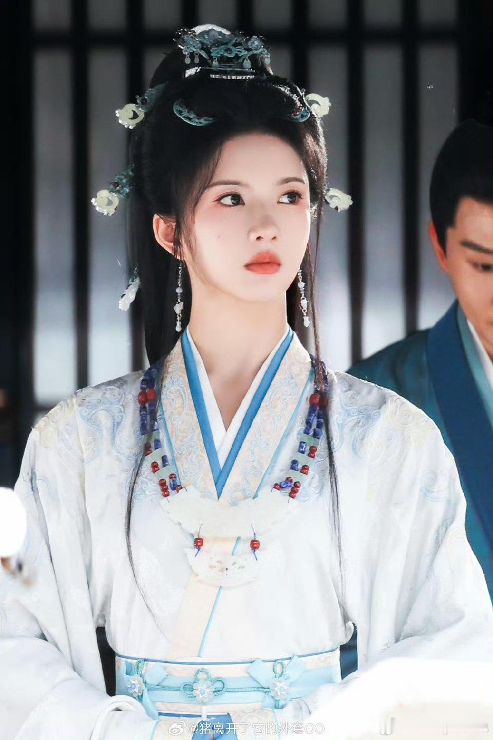 刘些宁清丽出尘的美刘些宁把青花瓷穿身上了《归良辰》慕容钧路透，刘些宁青瓷造型清雅