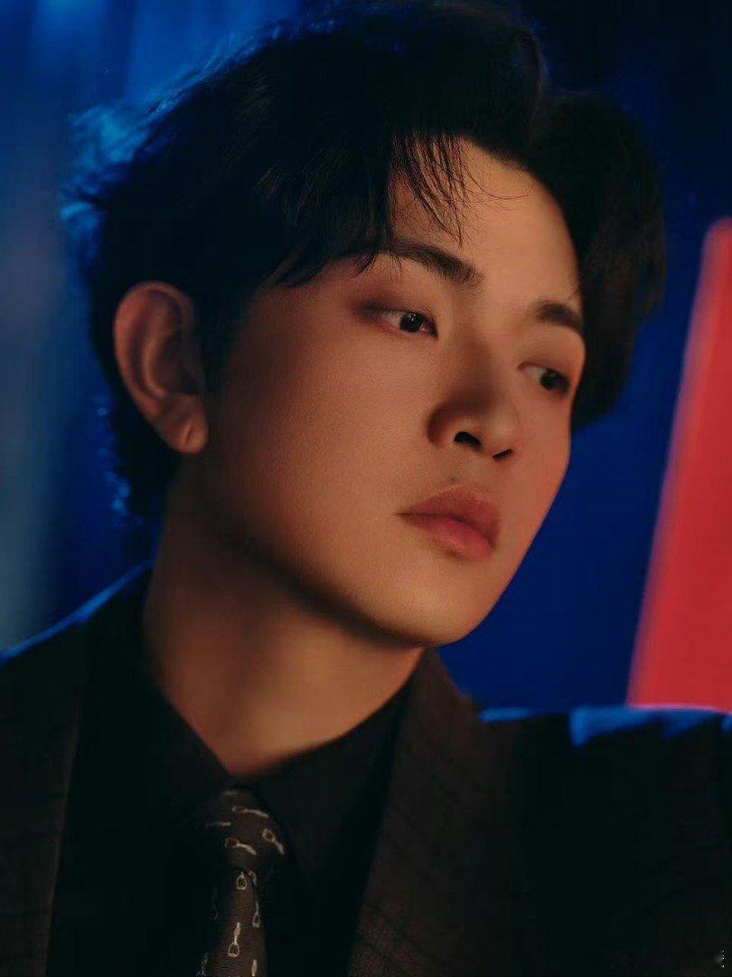 谁接到颜人中电话了颜人中打电话啦，好想知道是哪个幸运儿接到。他往那一站，偶像剧男