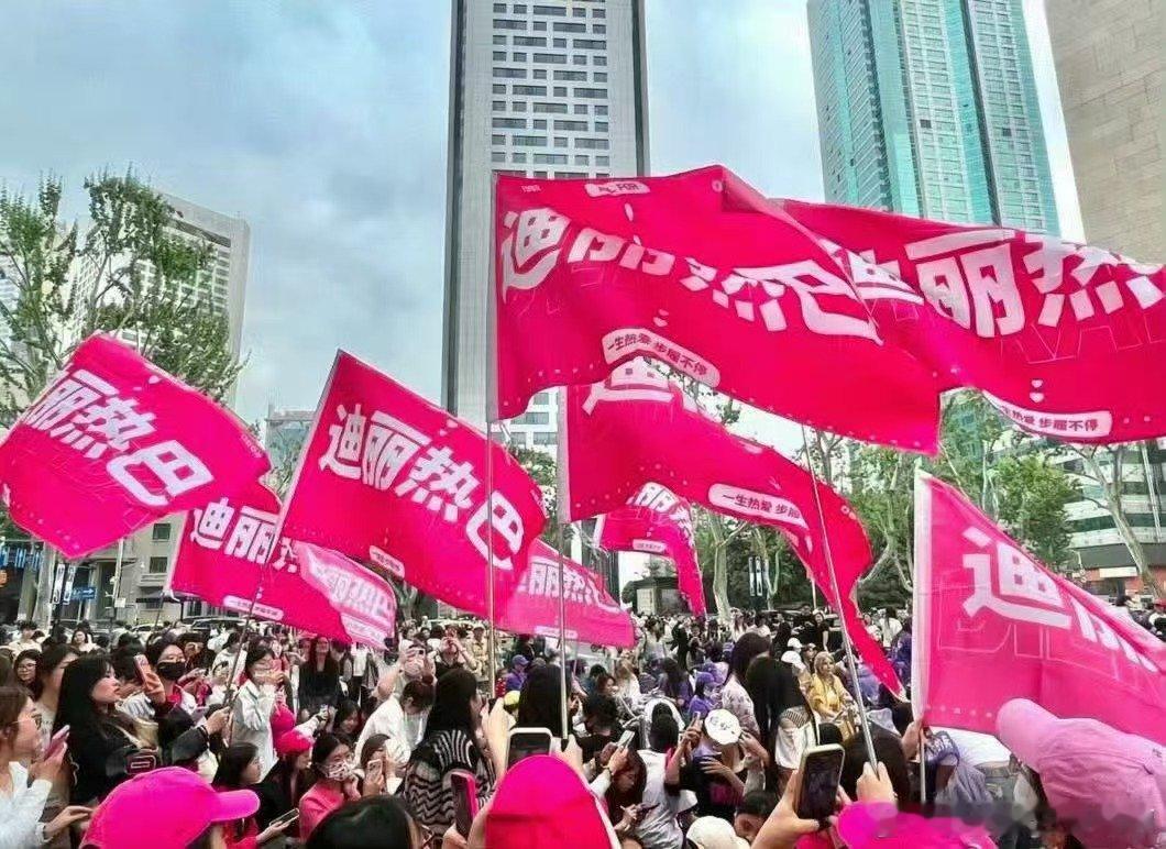 迪丽热巴南京德基活动迪丽热巴南京活动路透 好多人啊 