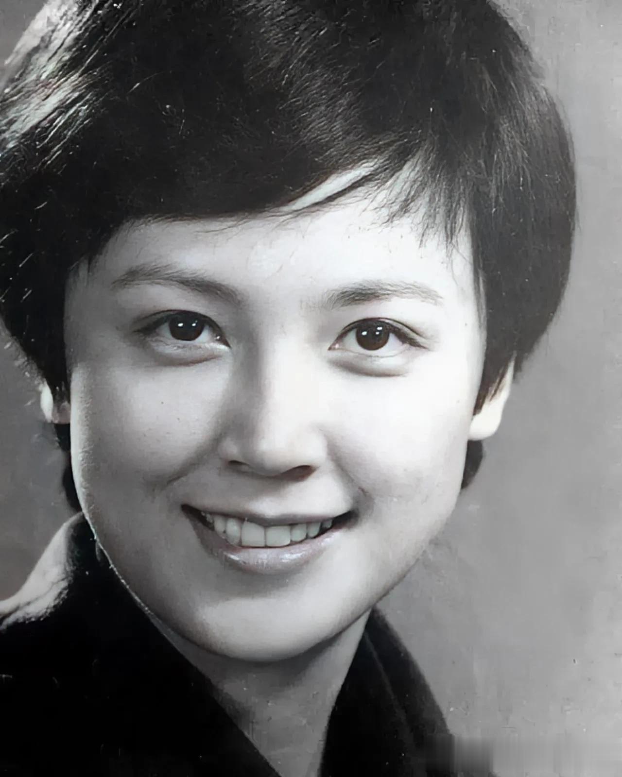 猜猜她是谁？

她可能不是80年代最红的女明星，但她的美真的很惊艳。

她笑起来