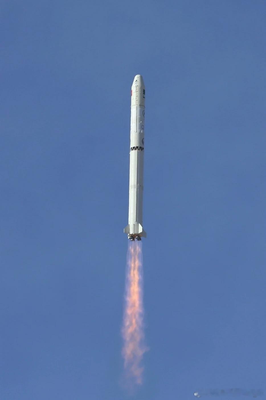 从今天中午发射阿尔及利亚遥感三号卫星B星的长征二号丙看，该火箭也进入了全白阶段！