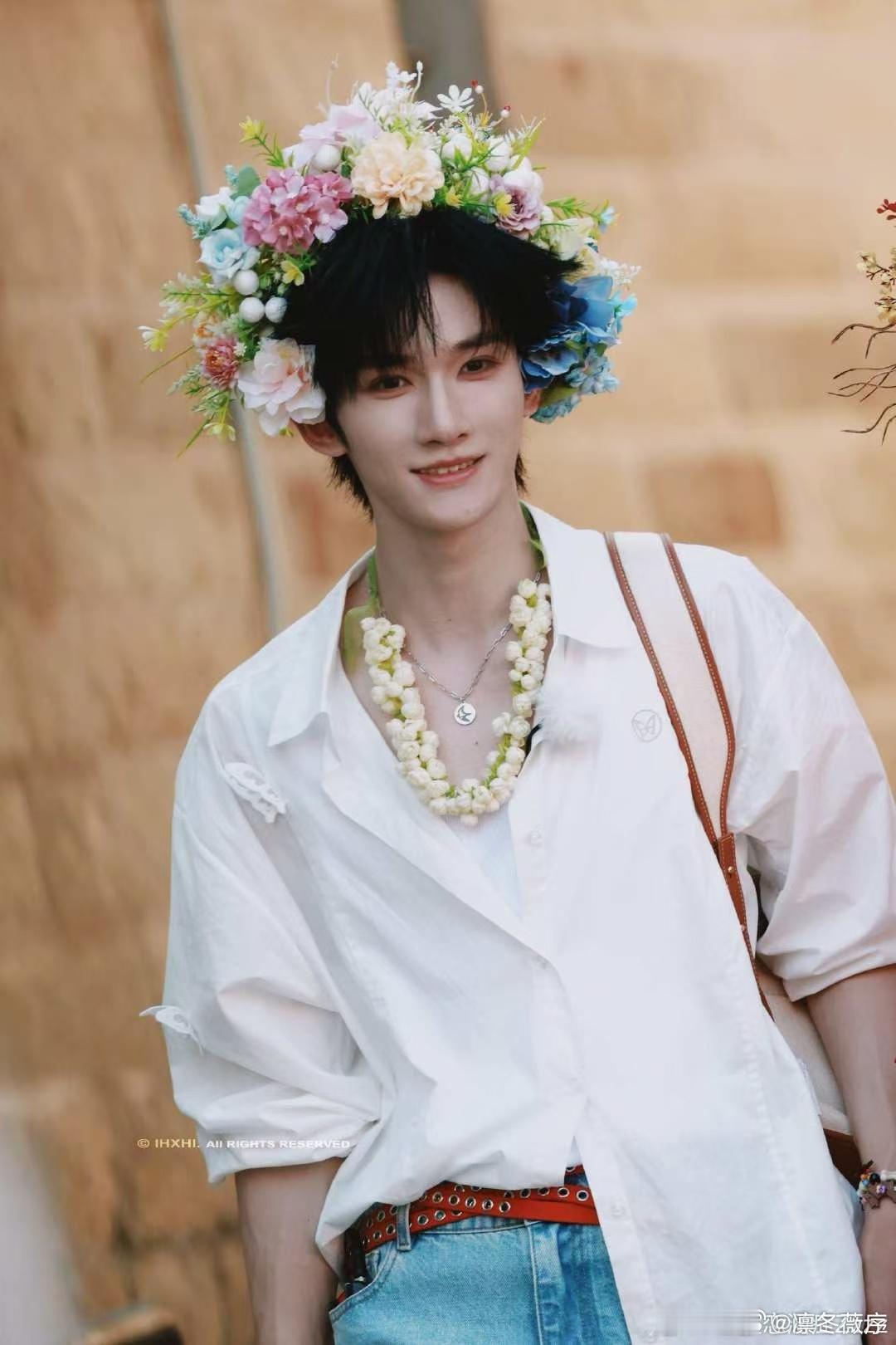 余宇涵一路繁花簪花剧照 看了余宇涵的簪花造型，感觉自己也走进了泉州的非遗世界！白