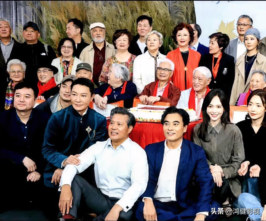 仔细一看，后排就认得出气质尔雅的王诗槐；还有明眸善睐，温婉如莲的赵静。中间的有脸