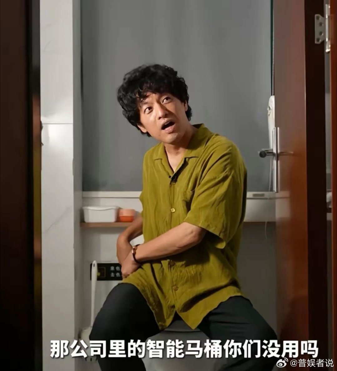 你们有没有想过，为啥日本厕纸薄得跟纸片似的？竹内亮之前跟助理聊这事儿，直接给我整
