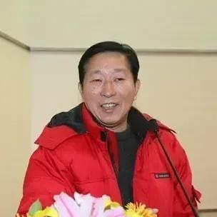 1998年，香港贺龙之子贺鹏飞，看四下没人，闪身冲进一间商人办公室，凑到那人耳边