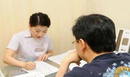 父亲住院，兄弟俩都在武汉，可20万养老钱却成了“不能说的秘密”。

朋友弟弟开了