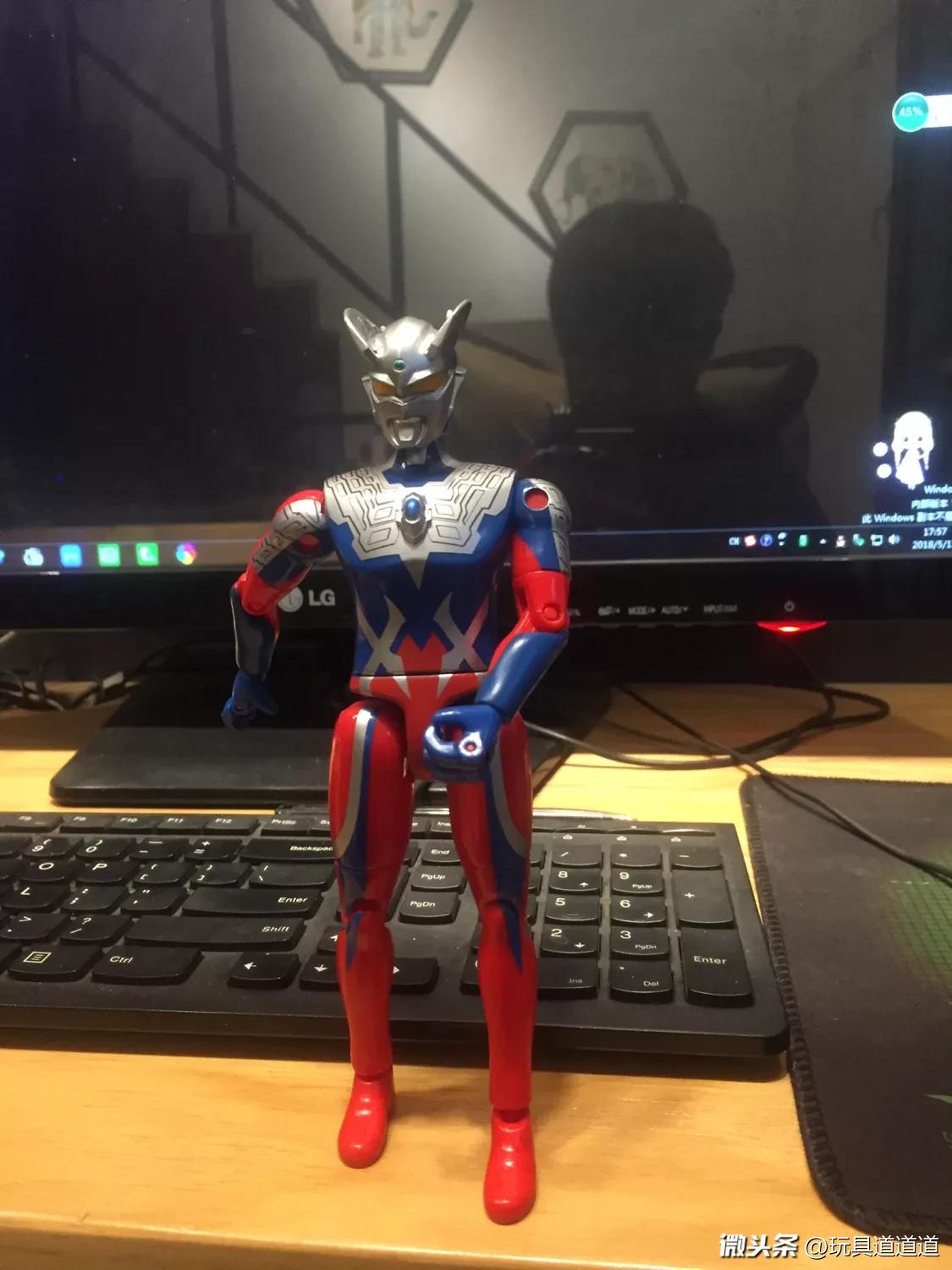 赛罗回到家很开心