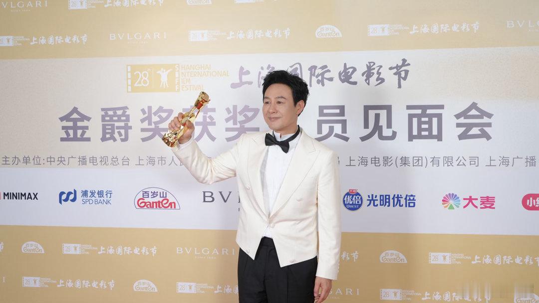 张颂文26岁考北电，毕业后十年无戏可拍，47岁凭《狂飙》才红。听着像个励志故事，