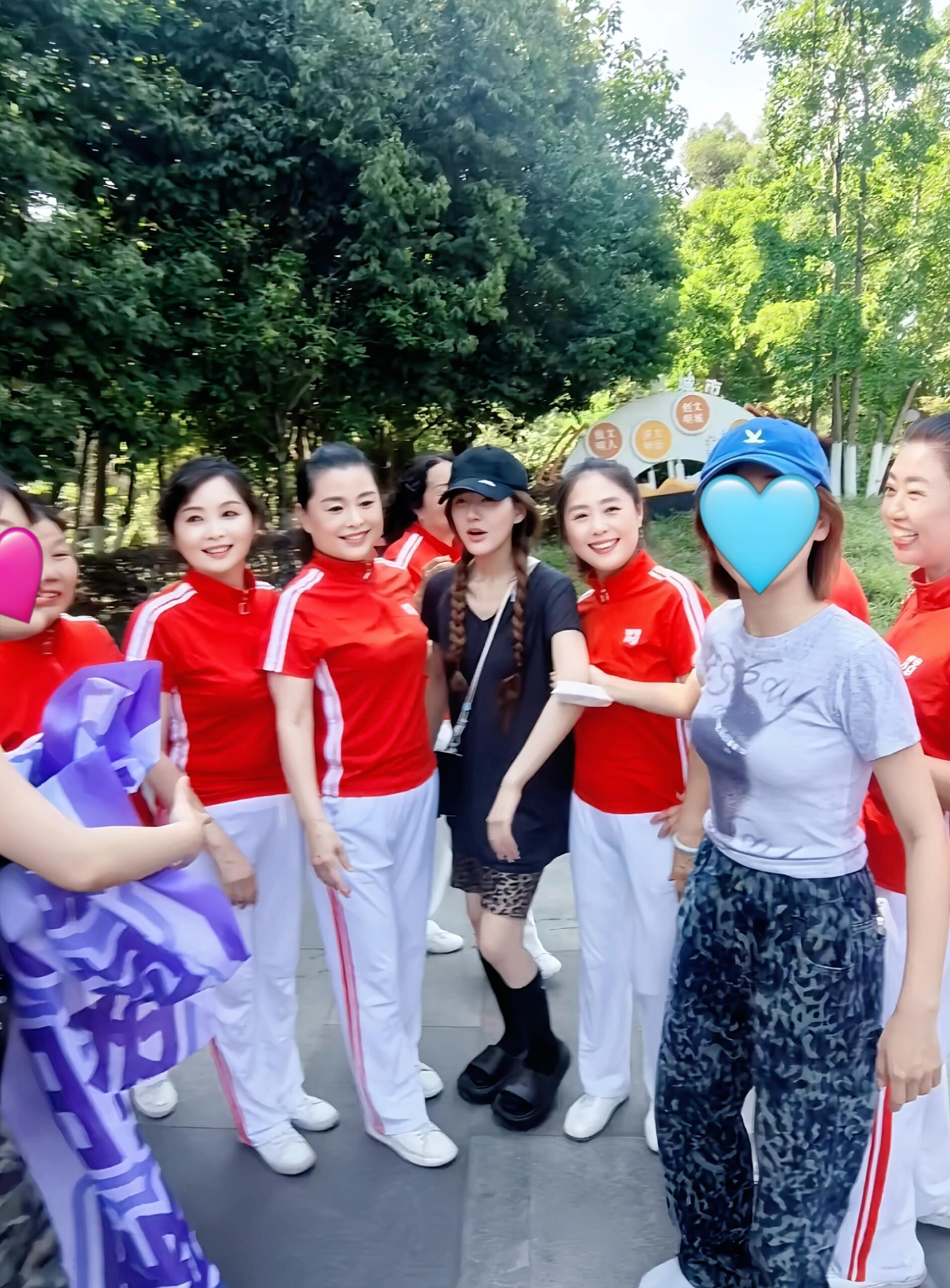 嬢嬢们无条件的偏爱胜过千言万语！赵露思