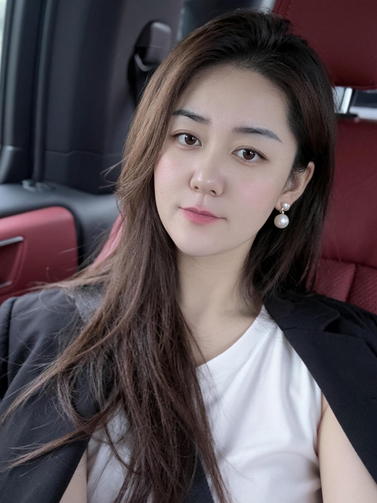 AI车内清透自拍 随变ai随便玩 高级感搭配 情感心理