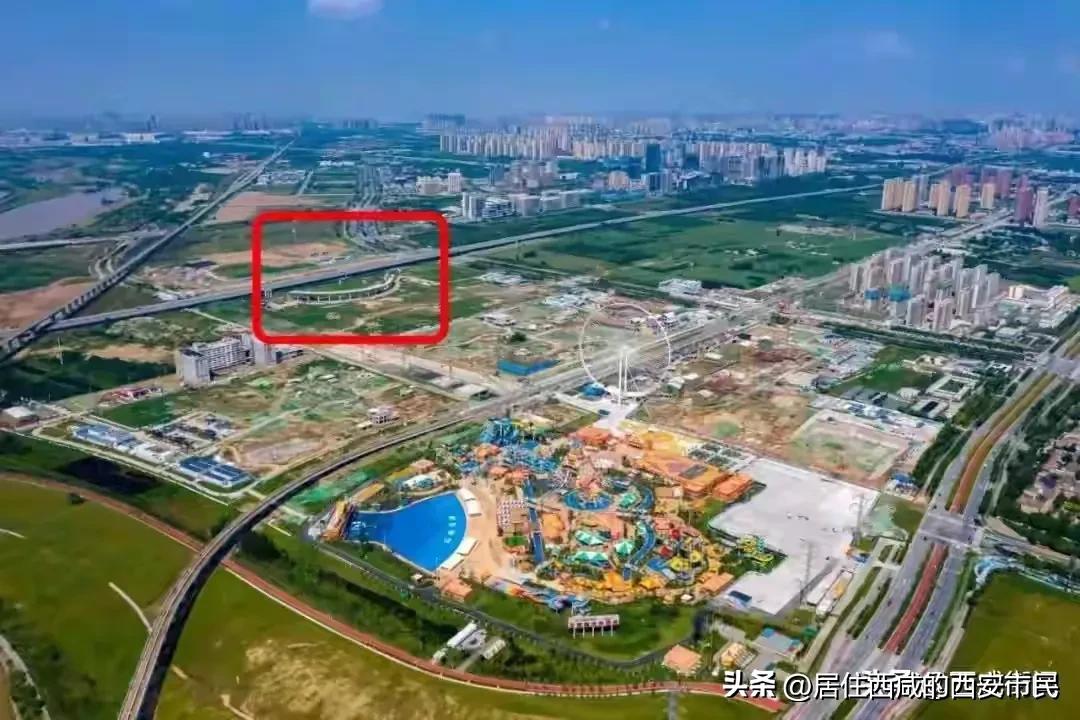 近日，有消息称位于西咸新区沣东新城的欢乐谷二期项目，有望于今年全面复工。
其实，