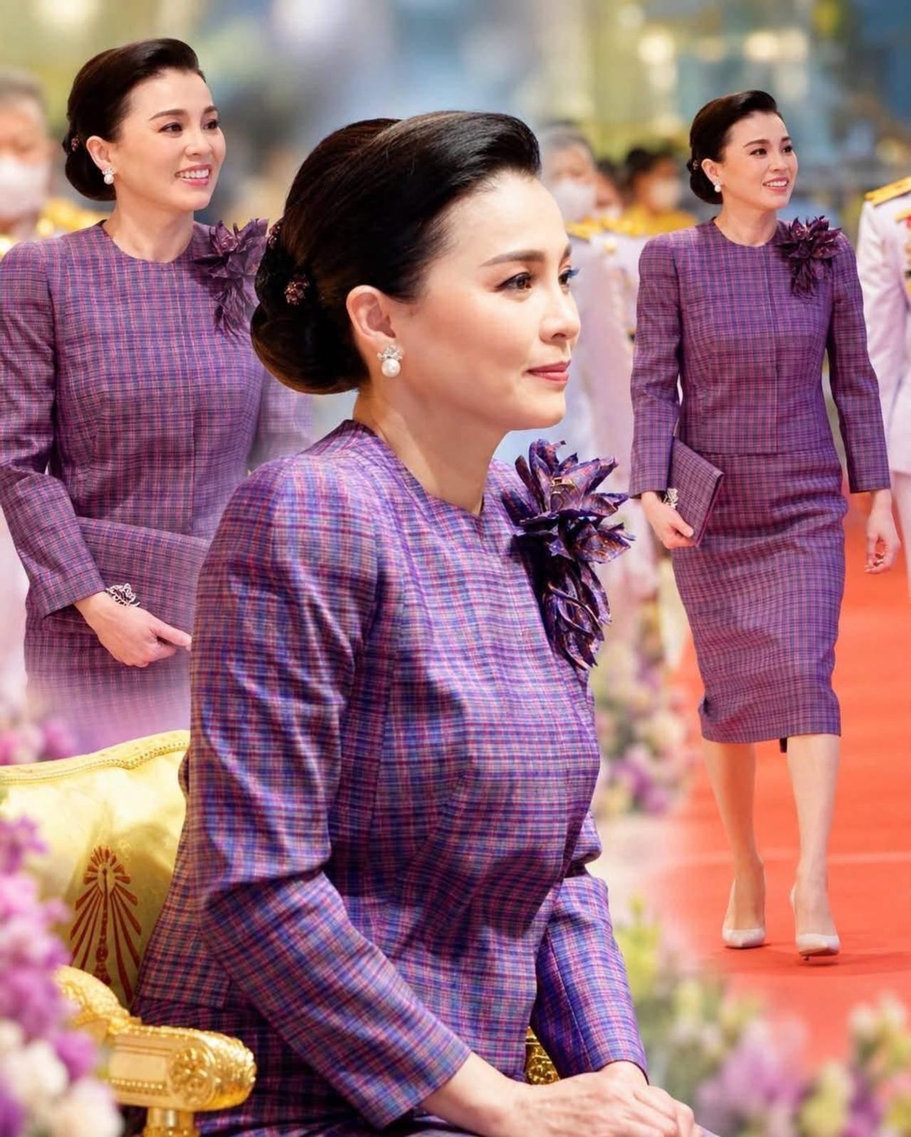 苏提达衣品完美，把泰丝的美演绎得淋漓尽致
苏提达王后穿了一条紫色的泰国丝绸长裙，