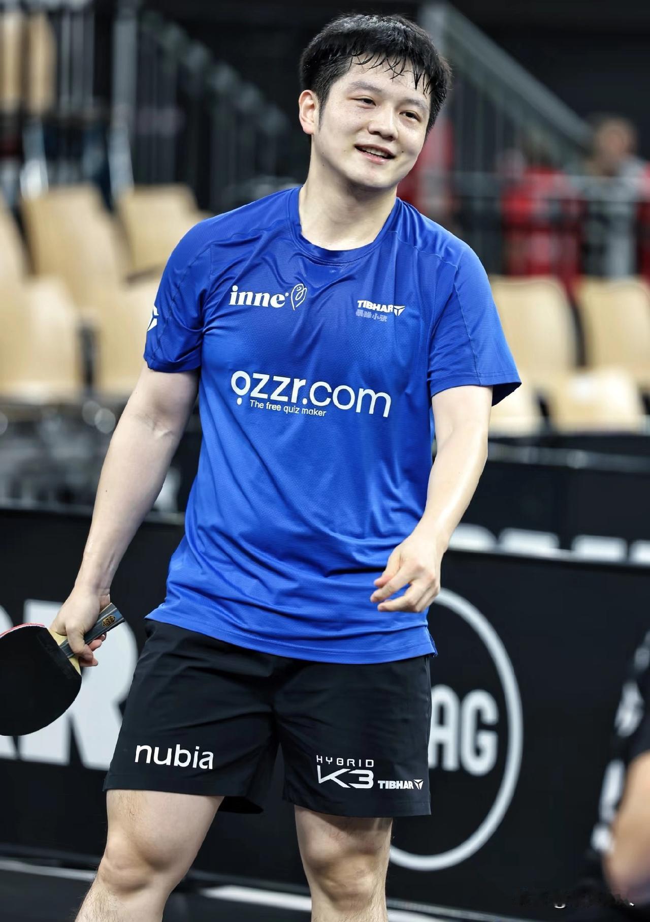 为什么这么多人喜欢樊振东？就仨字：能打、人正、接地气！
球场上是全满贯战神，硬仗