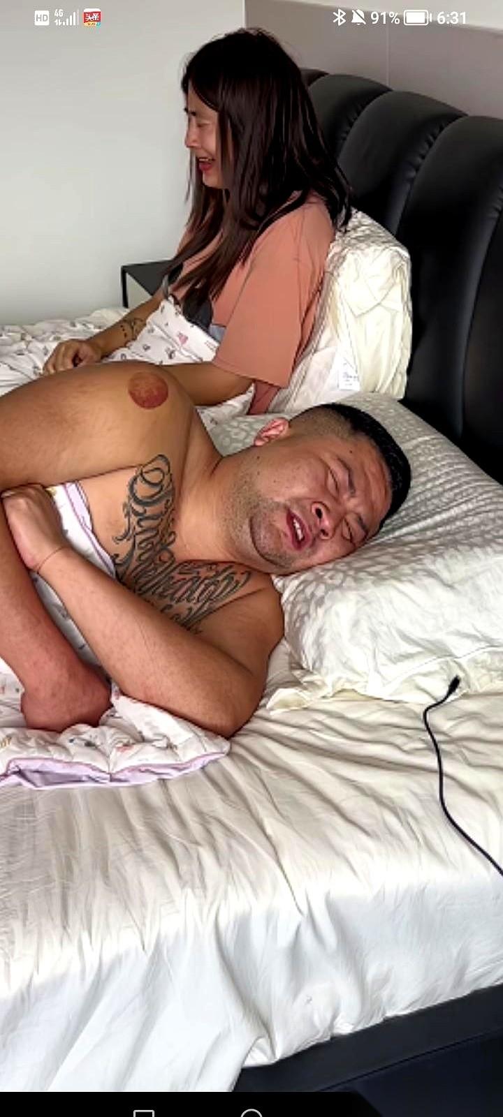 半夜被老婆哭声吵醒，其实不算什么大事。
真正的大事，是她哭着跑出去之后，你伸手一