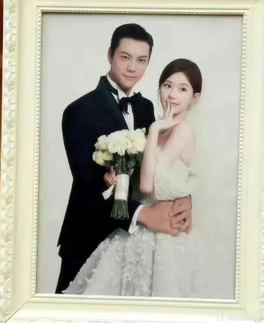 陈伟霆赵露思结婚照被网友戏称为健身房教练和美容院院长的爱情故事 ​​​