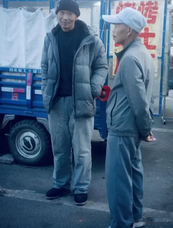 抓特务
导演冯小刚，制片徐帆
主演雷佳音，胡歌
这个片子上了年纪的人去看才看得懂