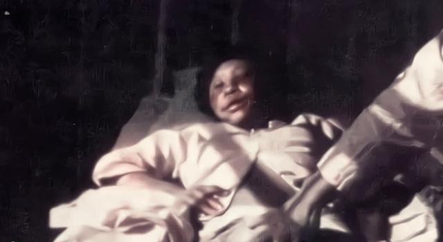 1937年，日军将18岁怀孕7个月的李秀英拖进了地下室，开始粗鲁地解她的衣扣。李