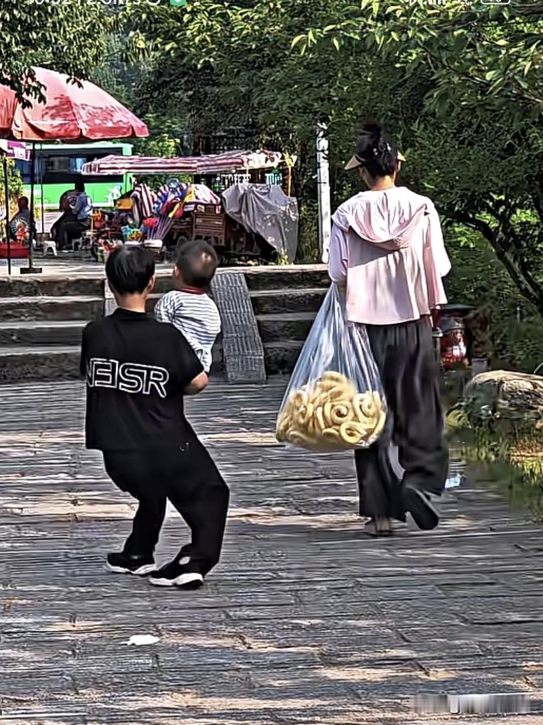 看到这一家三口逛公园，你有什么感慨？