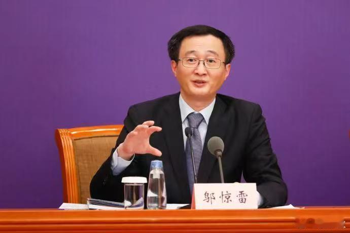 邬惊雷来了他是专家，他是改革操盘手，他也是公共事件的应对者。但归根到底，他是一名