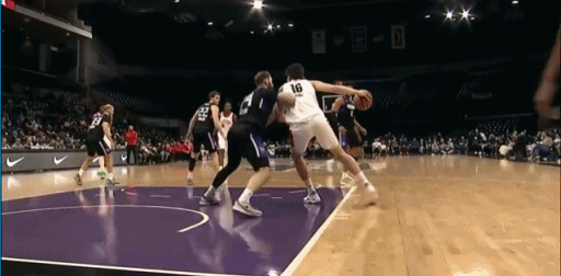 杨瀚森20分7板2助2帽 杨瀚森这场算打了半场好球。上半场强度大的时候，他针锋相