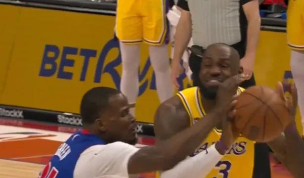 往年的詹姆斯是真的没有哨子了，有球迷都说场均一打手不会被吹犯规的。今天和活塞比赛