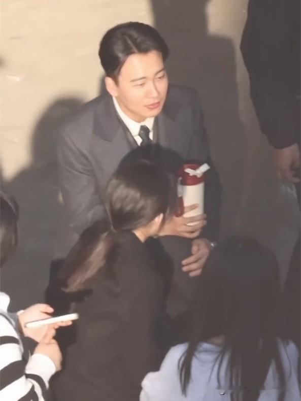 郭麒麟一边喝奶茶，一边与宋祖儿片场闲聊，很是悠闲，很是惬意。郭麒麟正在《入局》剧