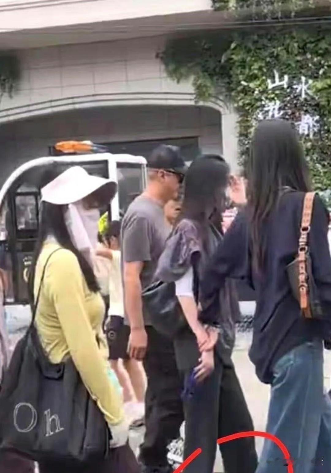 20岁的李嫣身高将近175，现身昆明街头穿着奶奶鞋，身旁堂姐高出半头接近180，