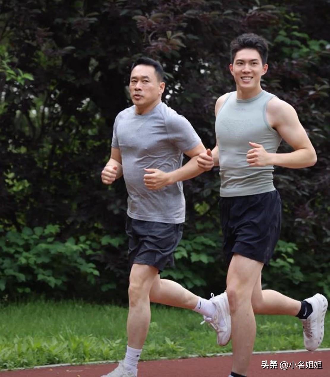 丁海峰父子这组合
完全经不起细究

因为仔细一扒，就会发现，这家人实在是太逆天了