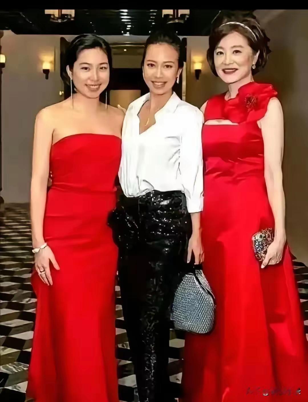 林青霞和俩闺女同框，三个大高个，都是美女。虽说没原样复制林青霞那种东方韵味与现代
