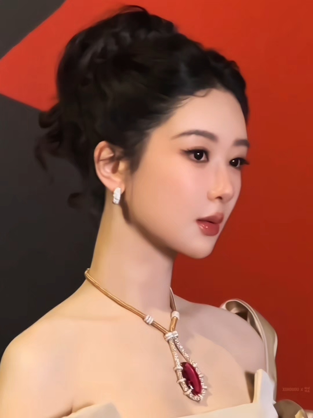 想艾特所有人来感受紫神这个眼神！！！ 杨紫高珠展待遇汇总